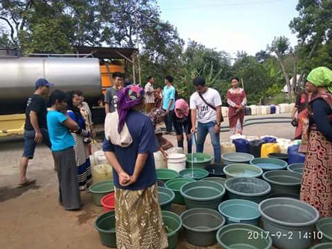 Berbagi Air Bersih untuk Warga Ds. Kunjorowesi yang sedang mengalami Kekeringan Akibat Kemarau Panjang.