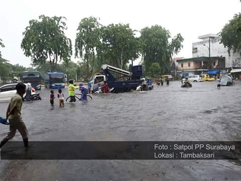 Hujan 2 Jam ” Kota Surabaya Jadi Kolam ” PU Bina Marga Dan Pematusan ,Tidak becus .