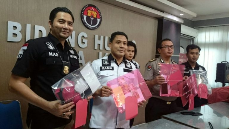 Polda Jatim Razia Kimura Karaoke di Madiun, temukan BH dan Kondom