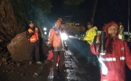Jalur Kediri – Malang Macet Akibat Tanah Tongsor