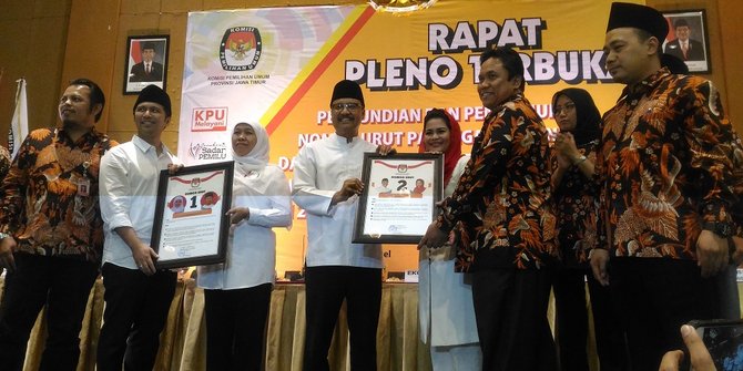 Angkot Dan Jalan Kaki, Mengiringi Dua Paslon Cagub-Cawagub Jatim Untuk Mengambil Nomor Urut