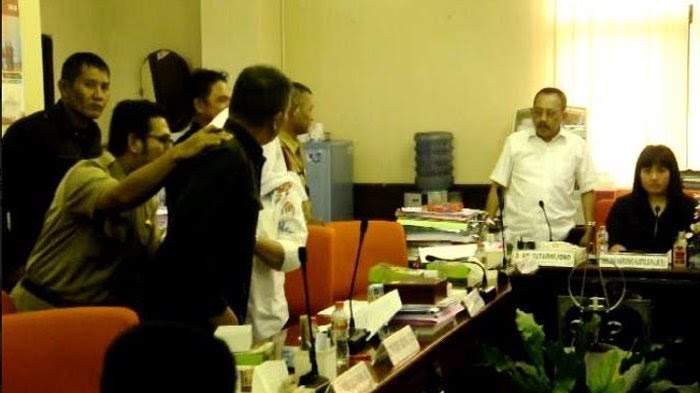 Ruang Rapat Komisi A DPRD Surabaya Nyaris Terjadi Adu Jotos Oleh Kedua Tokoh Publik Saat Hearing