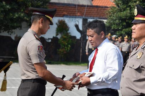 Anggota Berprestasi Terima Reward Dari Kapolres Sidoarjo