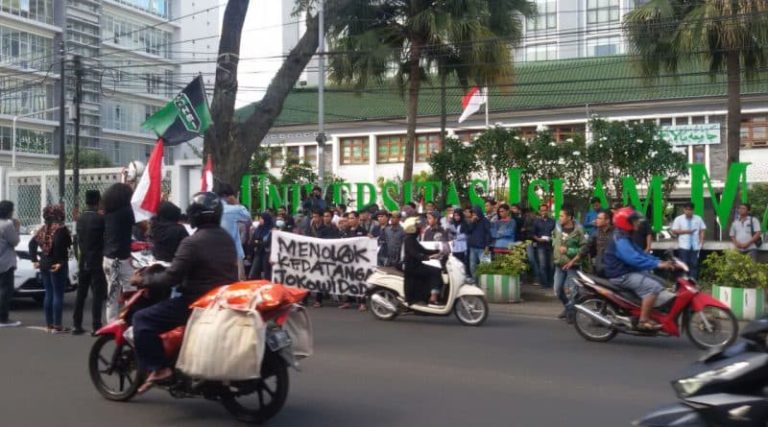 Kedatangan Joko Widodo Di Unisma Malang Disambut Aksi Demo HMI