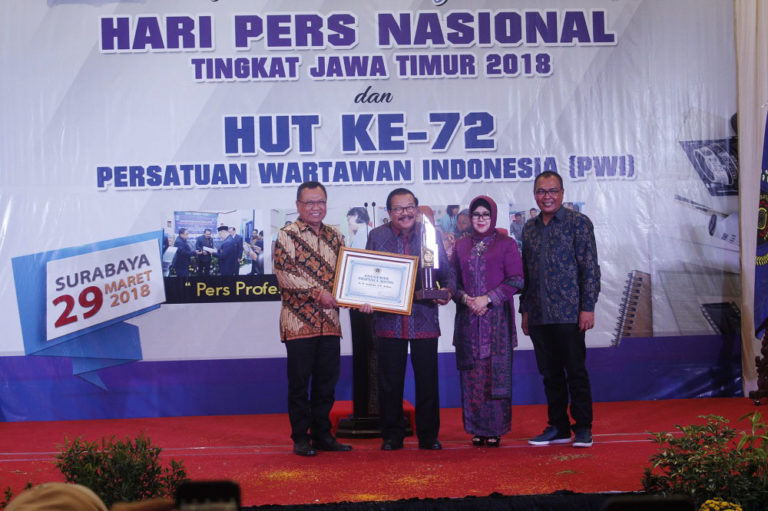 Tiga Tokoh Penting Jatim Terima Penghargaan dari PWI Jawa Timur
