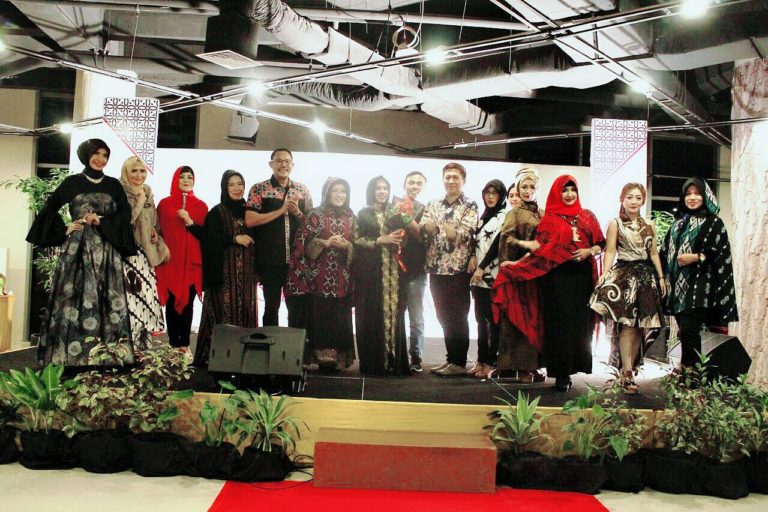 Kreasi Batik Sebagai Motif Dalam Fashion Show Lintas Profesi