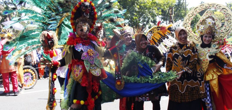 PARFI Jatim Tampilkan Busana Rumah Mode Rivana di Surabaya Vaganza 2018