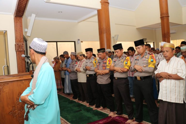 Polres Gresik Pasang Bendera Setengah Tiang dan Sholat Gaib Sebagai Penghormatan Terakhir Anggota Gugur Dalam Tugas