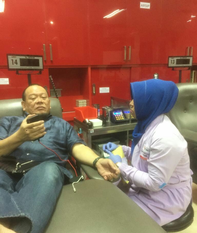 Peduli Korban Bom Gereja Di Surabaya, La Nyalla Donorkan Darahnya
