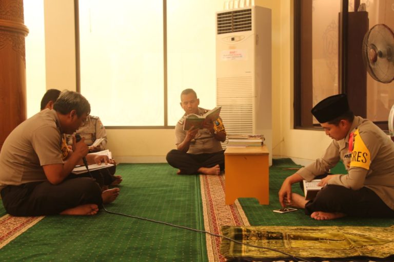 Kapolres Gresik Ajak Anggota Ngaji Bareng “One Day One Juz” di Bulan Ramadhan