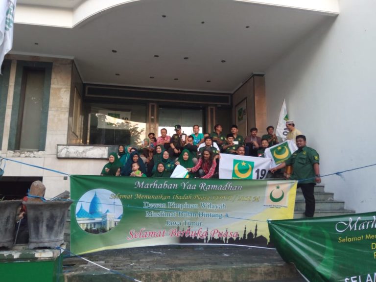 Aksi Muslimat Bulan Bintang Jatim Bagi-Bagi Takjil Pikat Pengguna Jalan di Surabaya