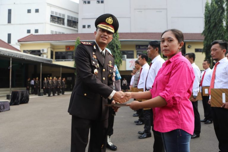Polres Tanjung Perak Menggelar Tasyakuran dan Memberikan Penghargaan Dalam Rangka HUT Bhayangkara Ke 72