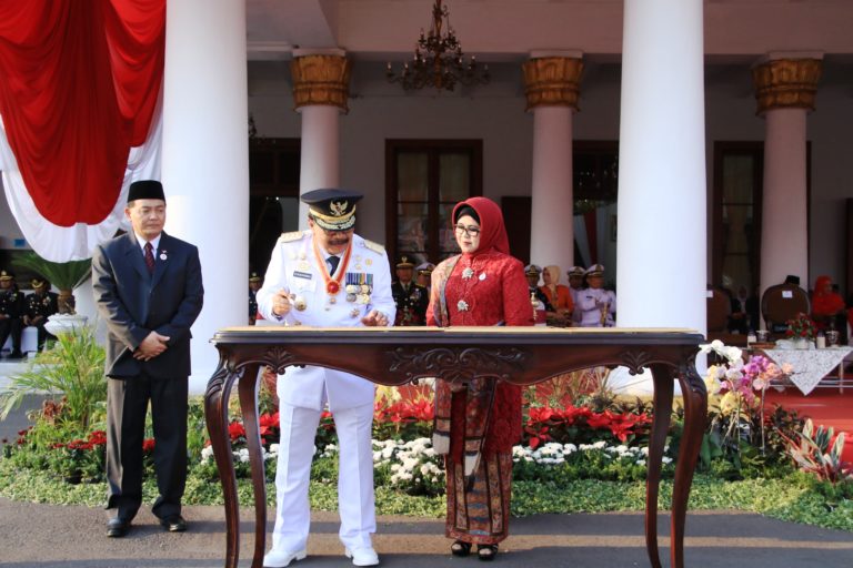 RIBUAN MASYARAKAT SAKSIKAN PENURUNAN BENDERA SANG SAKA MERAH PUTIH