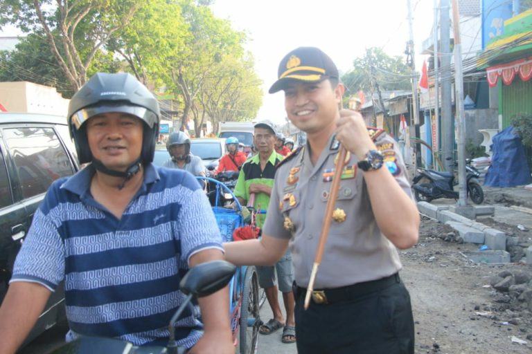 Kapolres Gresik Berikan Sosialisasi Tertib Berlalu-lintas Terjun Langsung Ke Jalan