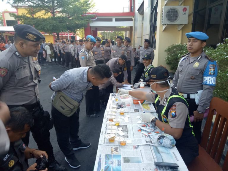 “Sie Propam Polres Bojonegoro Adakan Pemeriksaan Kelengkapan Anggota dan Urine”.