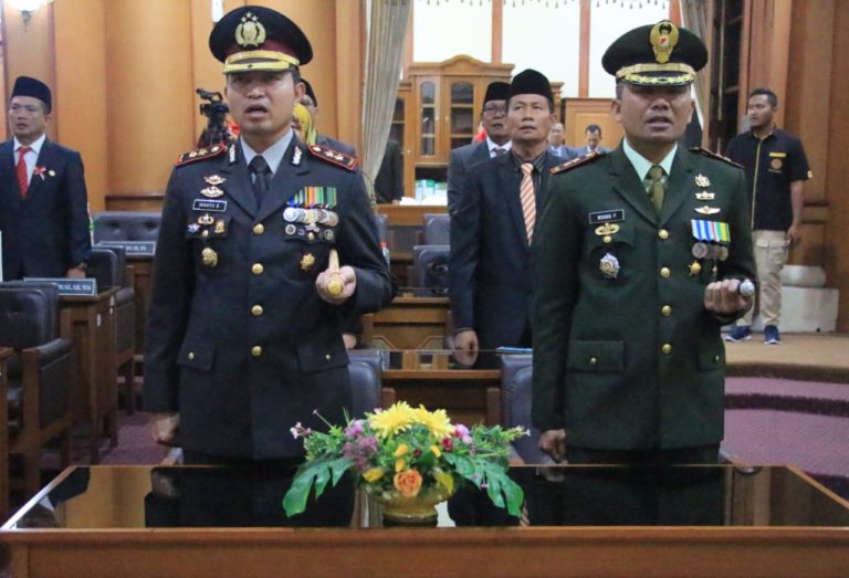 KAPOLRES GRESIK BESERTA FORPIMDA MENGHADIRI RAPAT PARIPURNA ISTIMEWA DPRD