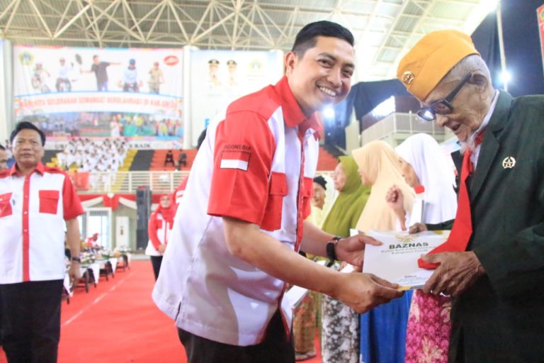 KAPOLRES GRESIK BERI SANTUNAN ANAK YATIM PIATU DAN VETERAN DI HUT RI KE-73 TAHUN