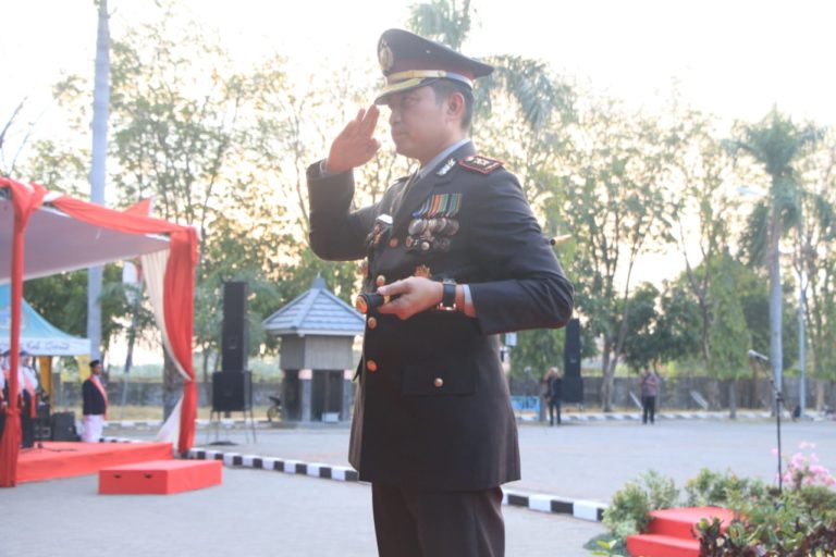 KAPOLRES GRESIK JADI IRUP UPACARA PENURUNAN  BENDERA DI KANTOR PEMKAB GRESIK