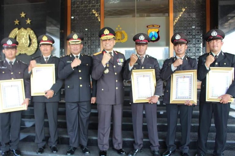 Berhasil Menangkap DPO Teroris, Lima Anggota Polres Malang Terima Penghargaan
