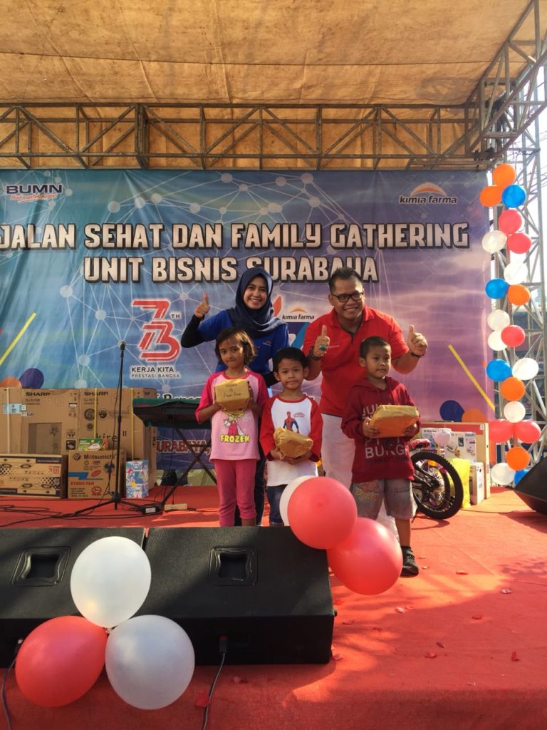 GUNA PERINGATI HUT RI KE-73  DAN HUT NYA KE-47 TAHUN, KIMIA FARMA GELAR JALAN SEHAT