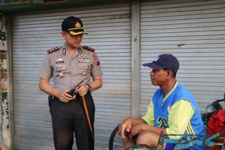 KAPOLRES GRESIK ADAKAN COMMANDER WISH, SAPA TUKANG BECAK DI SIMPANG 5 SUKORAME