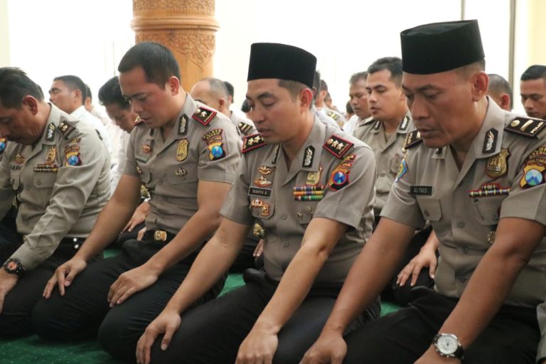 Kapolres Gresik Melaksanakan Salat Dhuha Berjamaah Bersama Jajarannya