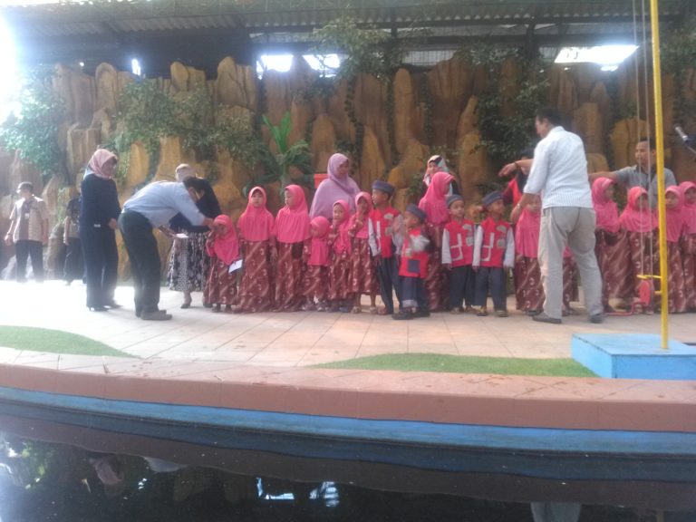 HUT KE-102 TAHUN, PD TAMAN SATWA KBS BERI SANTUNAN ANAK PANTI ASUHAN