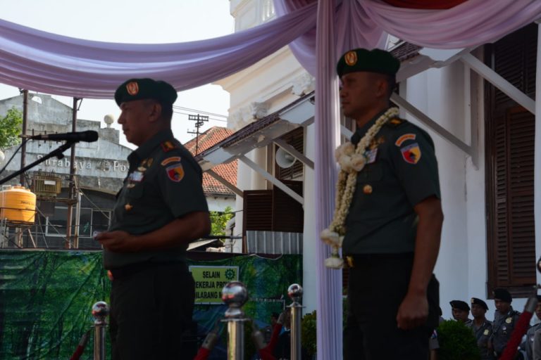 Mengemban Jabatan Baru, Kolonel. Inf. Sudaryanto, SE, Menerima Pengalungan Bunga dari Kapolrestabes Surabaya