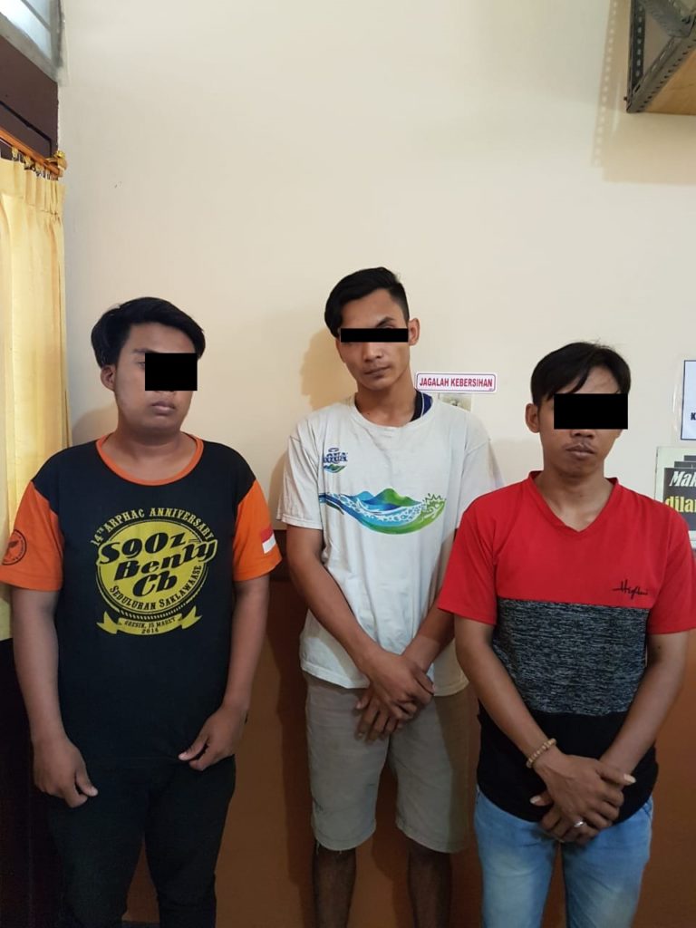 DUA DARI TIGA TERSANGKA PENGGUNA SABU DIAMANKAN POLSEK DRIYOREJO DI DESA KRIKILAN