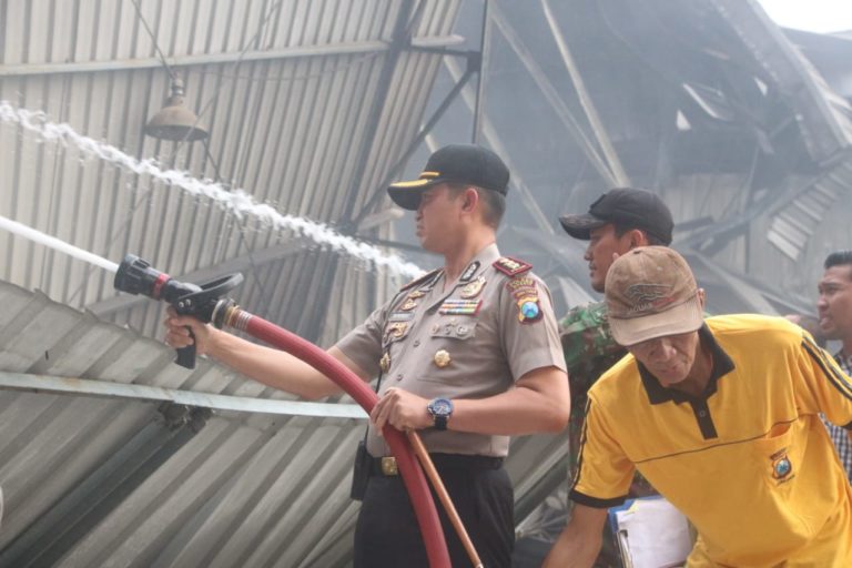 KAPOLRES GRESIK SAAT MENGECEK  LOKASI KEBAKARAN GUDANG BIJI PLASTIK