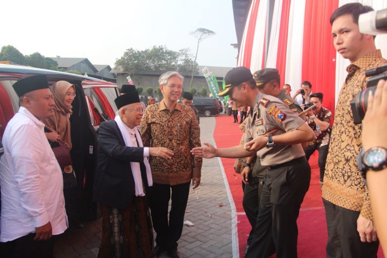 KAPOLRES GRESIK LAKUKAN PENGAMANAN EKSPORT PERDANA PADI HIBRIDA SEMBADA PT BIOGENE PLANTATION KE BRUNEI