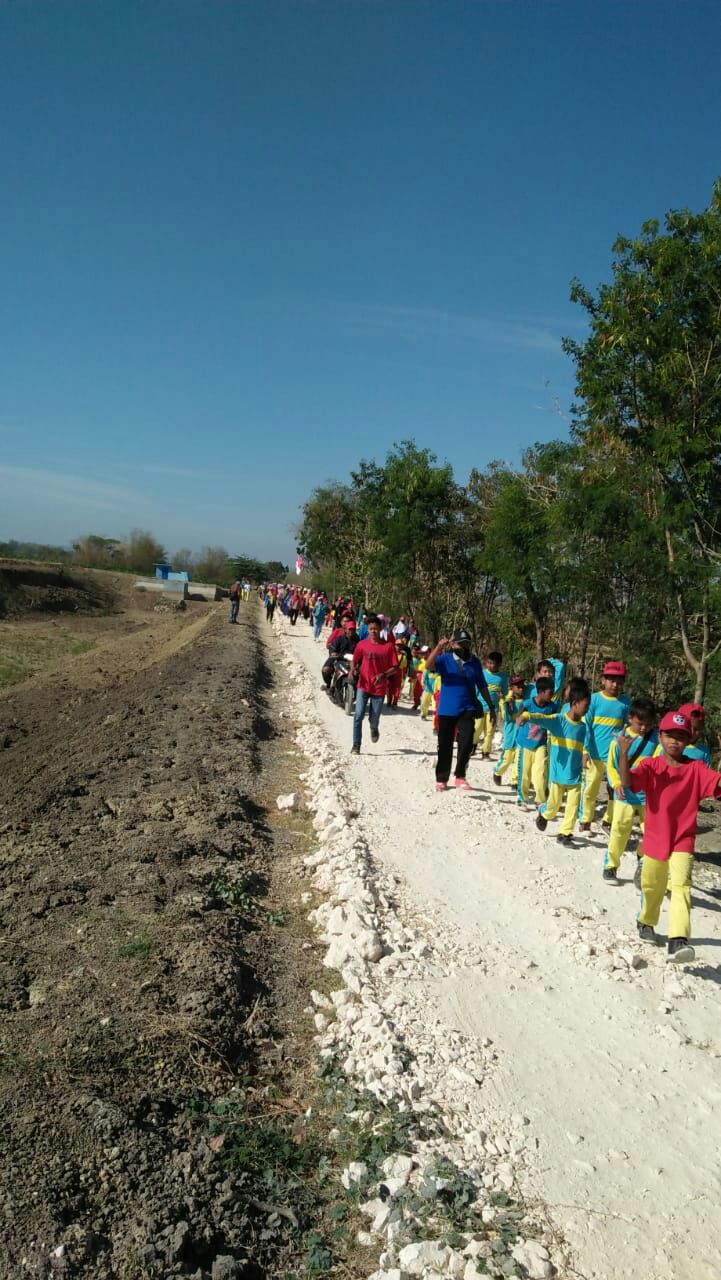 Jalan Tidak Memadai dan Berdebu, Warga Desa Sumberharjo Antusias Mengikuti Jalan Sehat