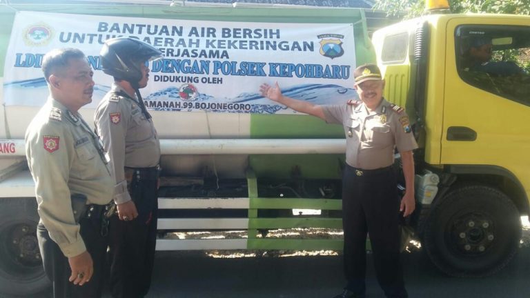 Polsek Kepohbaru dan LDII Bojonegoro Salurkan Bantuan Air Bersih