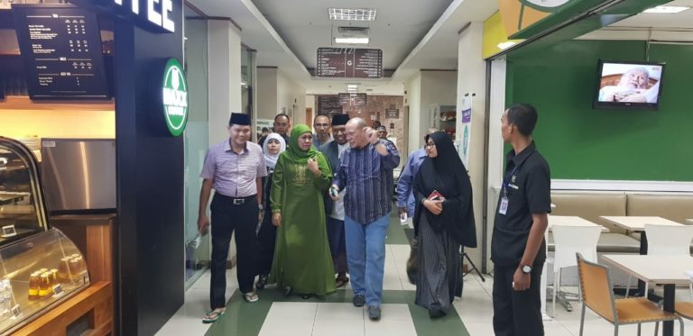 Khofifah Indar Parawansa bersama La Nyalla Menjenguk KH. Muhammad Ma’shum