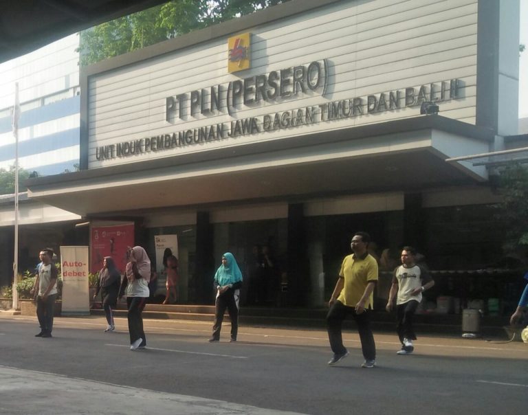 Kantor PLN JBTB II Ketintang, Menggelar Senam Pagi Bersama.