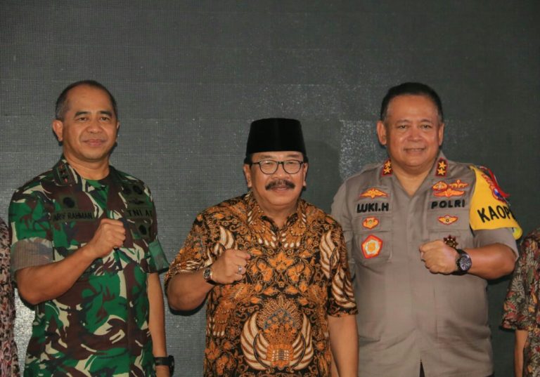 Pangdam V/Brawijaya dan Kapolda Jatim Gelar Cangkrukan Sinergitas Dalam Pengamanan Pileg dan Pilpres 2019
