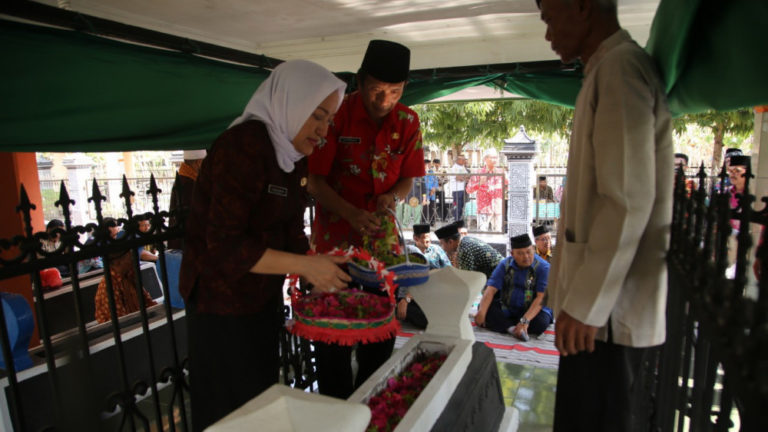 Salah Satu Kegiatan Bupati Bojonegoro Menjelang Hari Jadi Bojonegoro Ziarah ke Makam Leluhur