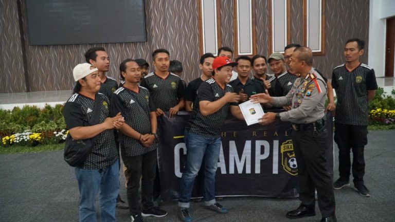 Kapolrestabes Surabaya Menyambut Kedatangan Tim Sikatan FC Sebagai Juara III Ekonomi Fun Futsal 2018
