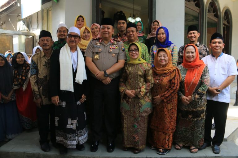 Kapolda Jatim Diterima Langsung KH. Hasyim Hasbulloh Saat Bersilaturahmi di Ponpes Bahrul Ulum Tambak Beras, Jombang.