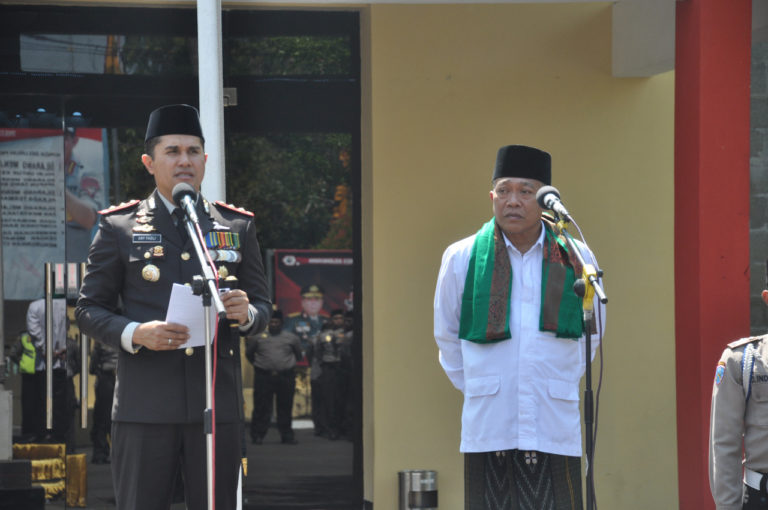 Kapolres Pakai Peci Hitam Pada Apel Hari Santri