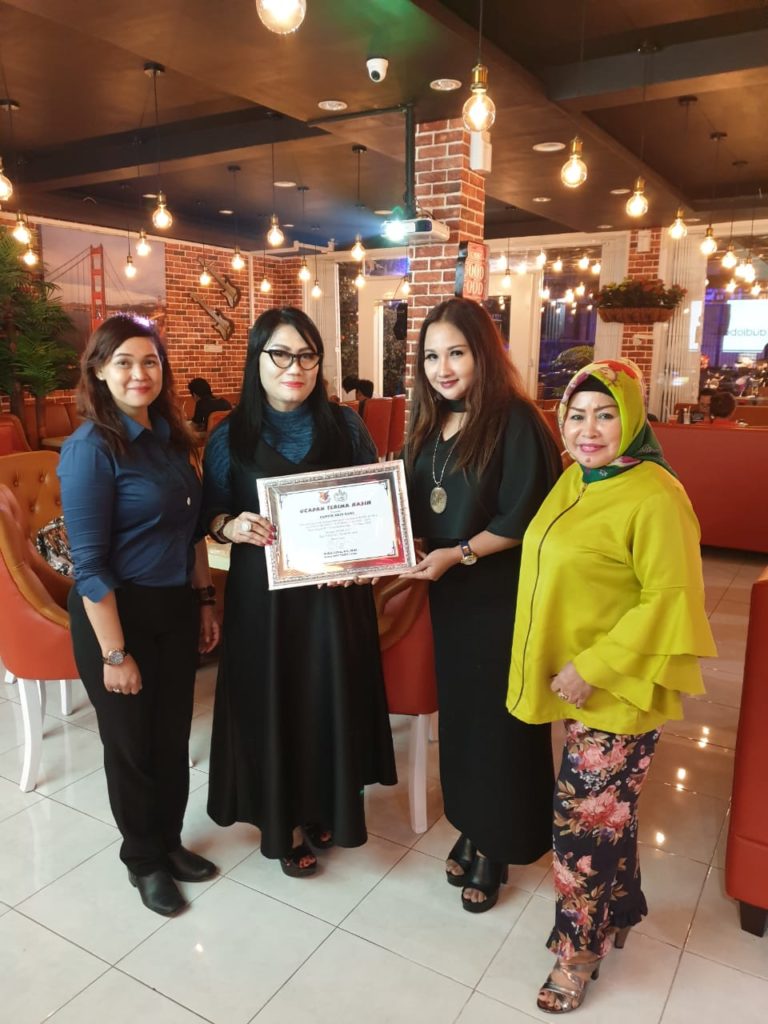 DPD PARFI Jatim Berikan Kenang – Kenangan Sebagai Ucapan Terima Kasih Kepada Cantik Skin Care