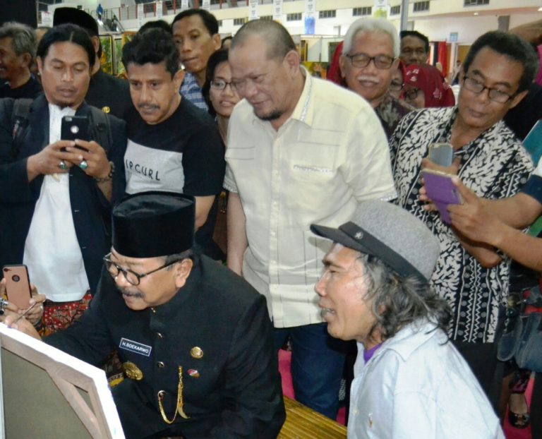 La Nyalla Kunjungi Pasar Seni Lukis di Jatim Expo,  Saya Yakin Mbak Khofifah Akan Peduli Dengan Seniman Lukis di Jawa Timur