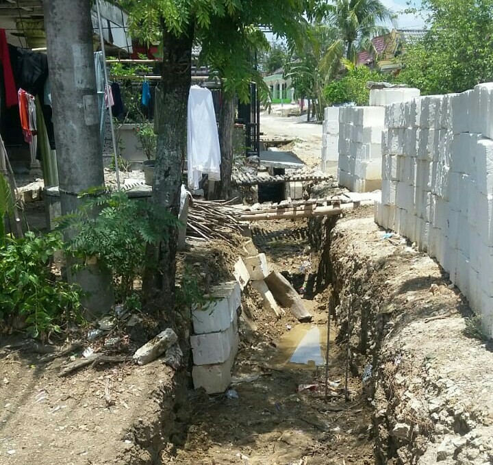 Warga Keluhkan Pembangunan Drainase Yang Anggarannya Dari Dana Desa Tidak Kunjung Selesai