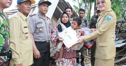 Bupati Serahkan Bantuan untuk Korban Puting Beliung