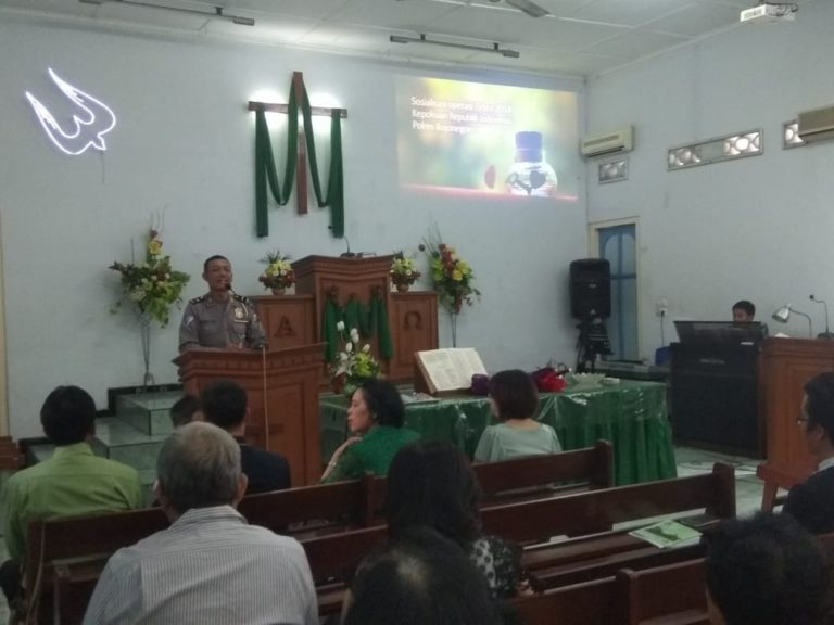 Pelaksanaan Operasi Zebra Semeru 2018 Polres Bojonegoro Lakukan Sosialisasi Keselamatan Berkendara di Sejumlah Gereja