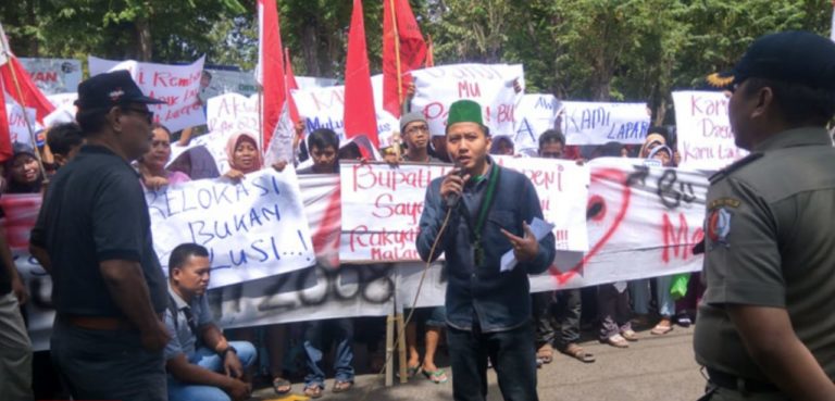 Ratusan PKL Tolak Relokasi, Karena Selama Puluhan Tahun Berdagang di Bahu Jalan Berlangsung Tertib.
