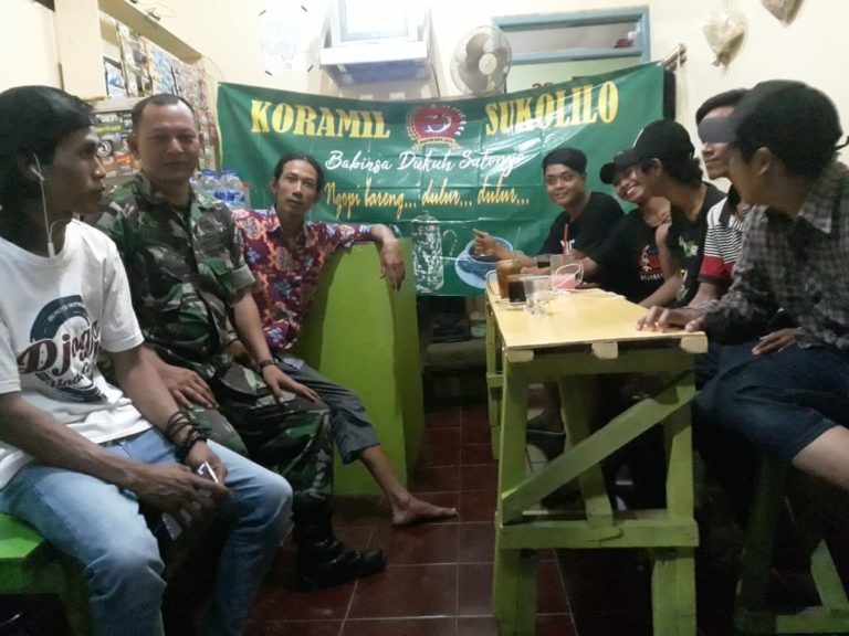 Babinsa Mulyorejo Komsos Ngopi Bersama  Pemuda