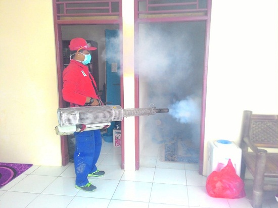Memasuki Musim Penghujan RW.04 Pegajahan Utara Kelurahan Jagasatru Cirebon Adakan Fogging