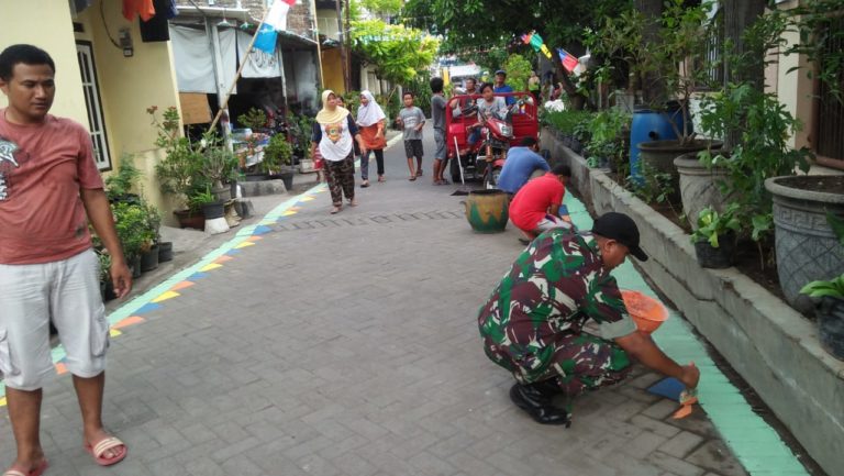 Babinsa Menur Pumpungan Dan Warga Perindah Lingkungan