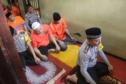 Kapolres Probolinggo Merayakan Peringatan Maulid Nabi Muhammad SAW Dengan Para Tahanan